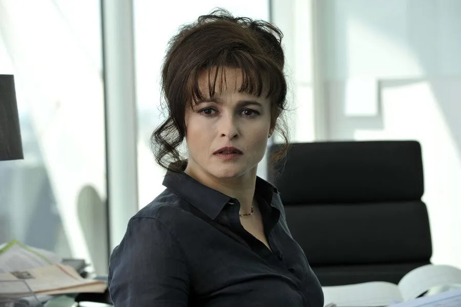 Хелена Бонэм Картер покинула актёрский состав четвёртого сезона Белого лотоса через неделю после начала съёмок В HBO рассказали что созданный для неё персонаж не вписался в сценарий Фото кадр из фильма Теркс и Кайкос BBC