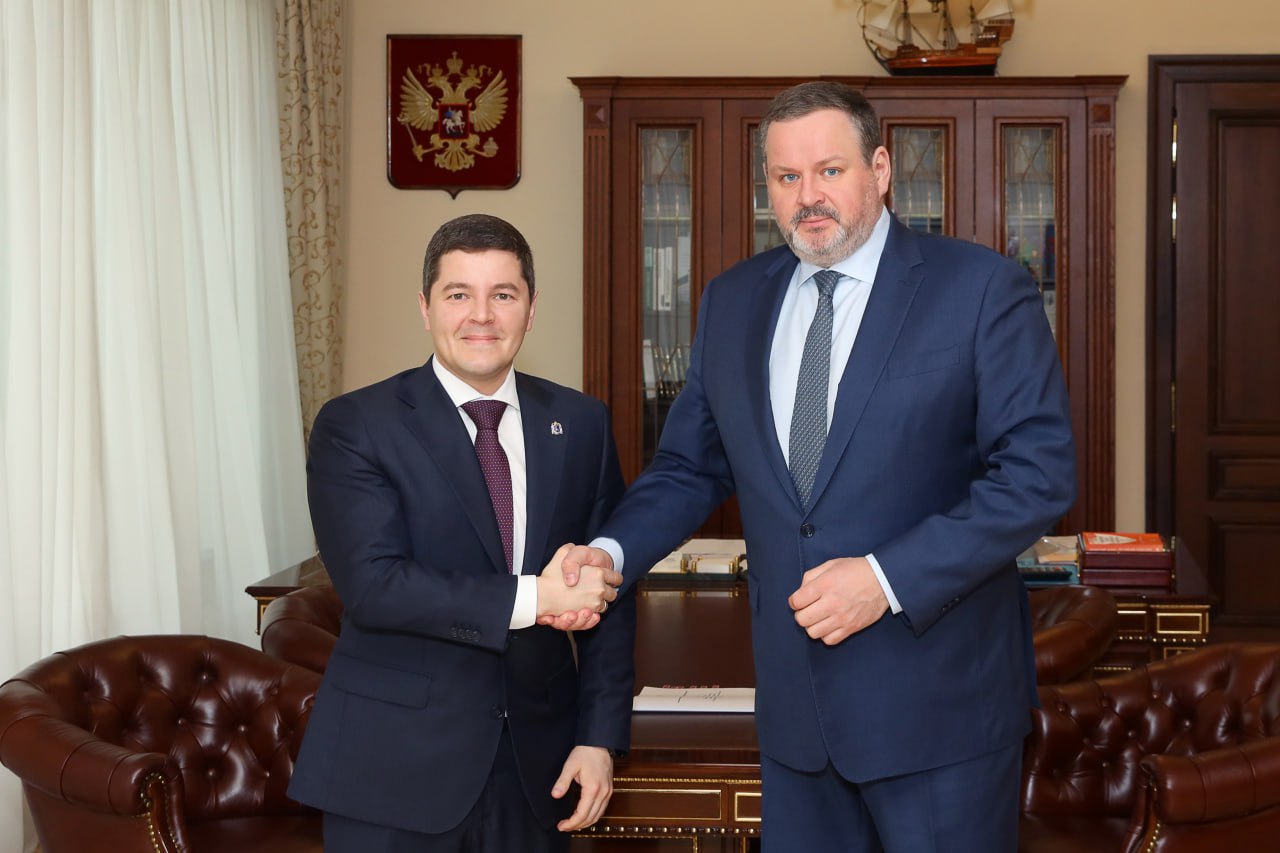 #регионы: Антон Котяков обсудил с главой Ямала приоритеты кадровой и социальной политики В Москве состоялась рабочая встреча министра труда и социальной защиты РФ Антона Котякова и губернатора ЯНАО Дмитрия Артюхова. На повестке — повышение рождаемости, поддержка семей с детьми, участников СВО, семей, воспитывающих детей с особенностями развития, а также ситуация на региональном рынке труда. В округе — 65 действующих мер поддержки ветеранов СВО, перечень расширяется. Новое — бесплатное зубопротезирование по сертификату в любой клинике страны. Разрабатывается программа адаптации ветеранов СВО: обучение, работа, реабилитация. Ямал — в тройке лидеров по рождаемости в России. В регионе более 17 тыс. многодетных семей, включая семьи кочевников. В округе действует более 30 мер поддержки семей с детьми, треть из них — для многодетных. Для помощи детям с особенностями развития работают три отделения патологии речи, внедряются современные методики. Новый центр «Доверие» в Салехарде предлагает полный спектр социальной поддержки. Ямал — в пятёрке регионов с самой низкой безработицей. В округе доступно более 12,8 тыс. вакансий, особенно востребованы рабочие специальности. Также обсудили внедрение в регионах новых федеральных решений: Стандарт работы кадровых центров с ветеранами СВО, основанный на лучших практиках карьерного сопровождения. Стандарт вступил в силу 15 марта этого года. Индивидуальное сопровождение обучающихся: сервис с нового учебного года будет действовать по всей стране и позволит компаниям подбирать сотрудников уже в период практики или стажировки. Антон Котяков подчеркнул, что сегодня особенно важно контролировать реализацию социальных программ, чтобы гарантировать их эффективность и доступность для граждан. #минтруд #Антон_Котяков #минтруд_регионы