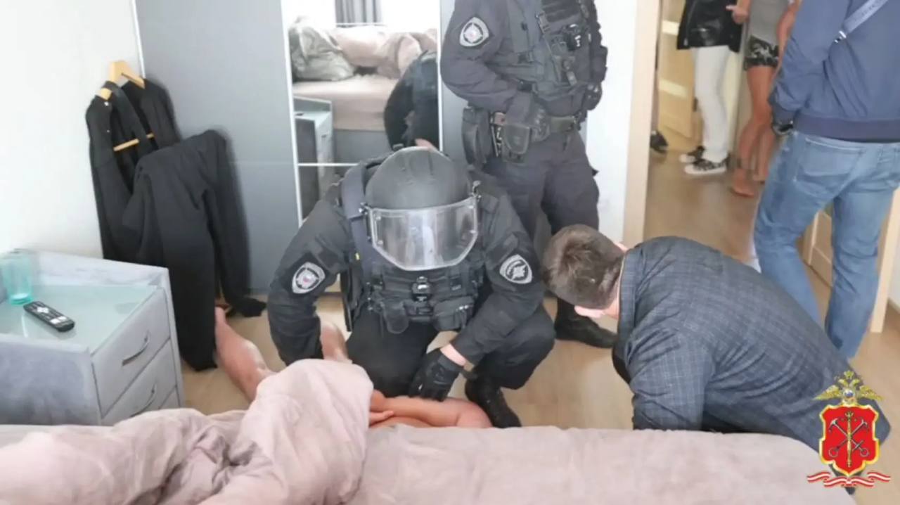 В Петербурге перед судом предстанут 13 лжеремонтников, обманувших пенсионеров на ₽7 миллионов В Красногвардейский районный суд направлено дело организованной группы, которая под видом работников ЖКХ обманула 48 жителей Петербурга — в основном пожилых людей. Злоумышленники звонили пенсионерам, уверяя, что в их квартирах нужно срочно заменить окна, электропроводку или приборы — якобы из-за угрозы пожара. Приезжали «мастера» без квалификации, порой меняли исправное оборудование на такое же, только хуже, и выставляли за это огромные счета. Пострадавшие — жители от 49 до 87 лет, среди них ветераны, инвалиды, блокадники и участники Великой Отечественной войны. Общий ущерб составил более ₽7 миллионов. В ОПГ входили 13 человек: организатор, координаторы, сотрудники «колл-центров» и подставные мастера. Задержать преступников удалось в сентябре 2023 года — тогда же наложили арест на их дорогие автомобили. Часть обвиняемых арестованы, остальные под подпиской или с ограничением действий. Обвиняемые частично возместили ущерб — но теперь им грозит серьёзный срок.