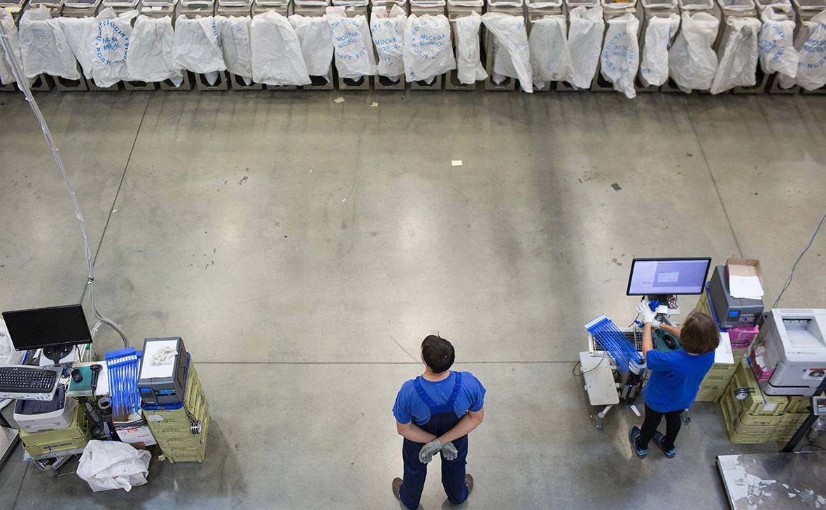 Россияне столкнулись с задержками зарубежных посылок Россияне столкнулись с ростом сроков доставки посылок через границу Задержки происходят ежегодно из за вала отправлений перед праздниками но в этом году на них также повлияло ужесточение проверок таможней РБК Уфа в Telegram РБК Уфа в MAX