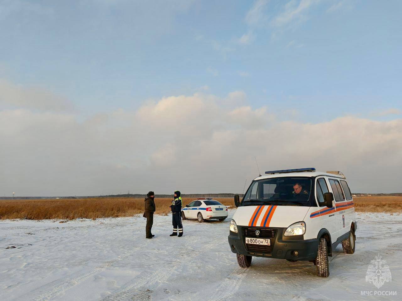 Спешка до добра не доводит!  Сегодня днём в диспетчерскую службу Главного управления МЧС России по Тюменской области поступило сообщение о происшествии на озере Андреевском в Тюменском районе.   Водитель легкового автомобиля решил сократить маршрут к дому по поверхности акватории. При движении машина попала в проталину, так что передние колеса угодили под лед. Самостоятельно выбраться не удалось. С помощью буксира транспортное средство удалось вызволить из «ледяного плена», пострадавших нет.  На месте происшествия работали сотрудники Центра ГИМС Главного управления МЧС России по Тюменской области.    Напоминаем:  -выезд на лед на автотранспортных средствах разрешен только на специально оборудованных переправах;  - в случае возникновения экстренных ситуаций звоните по единому телефону 112.