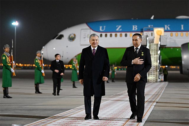 Президент Узбекистана прибыл в Ашхабад для участия в международном форуме по вопросам мира и доверия Президент Узбекистана Шавкат Мирзиёев прибыл с рабочим визитом в Ашхабад где его встретили заместитель Председателя Кабинета Министров Туркменистана Ходжимырат Гелдимырадов и другие официальные лица English O zbek tilida Ўзбек тилида На русском iOS Android