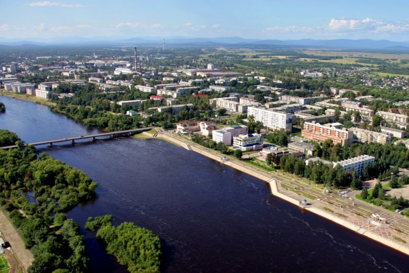 Мост по современным технологиям построят через реку Биру В городе развернулась грандиозная стройка: вместо старого моста через Биру появится новый — из модных «неразрезных сталежелезобетонных балок». Проще говоря, это как конструктор «Лего», только подороже и для взрослых. Пока новый мост собирают, горожан пустят по временному мосту. — Мы приступим к возведению нового моста через реку Бира, реконструируем мост через Хинган в Облучье, будем строить путепровод в районе села Птичник, модернизируем дороги и прилегающую к ним инфраструктуру в городах, селах и поселках. Это позволит существенно повысить экономические возможности региона, — завяила врио губернатора ЕАО Мария Костюк.