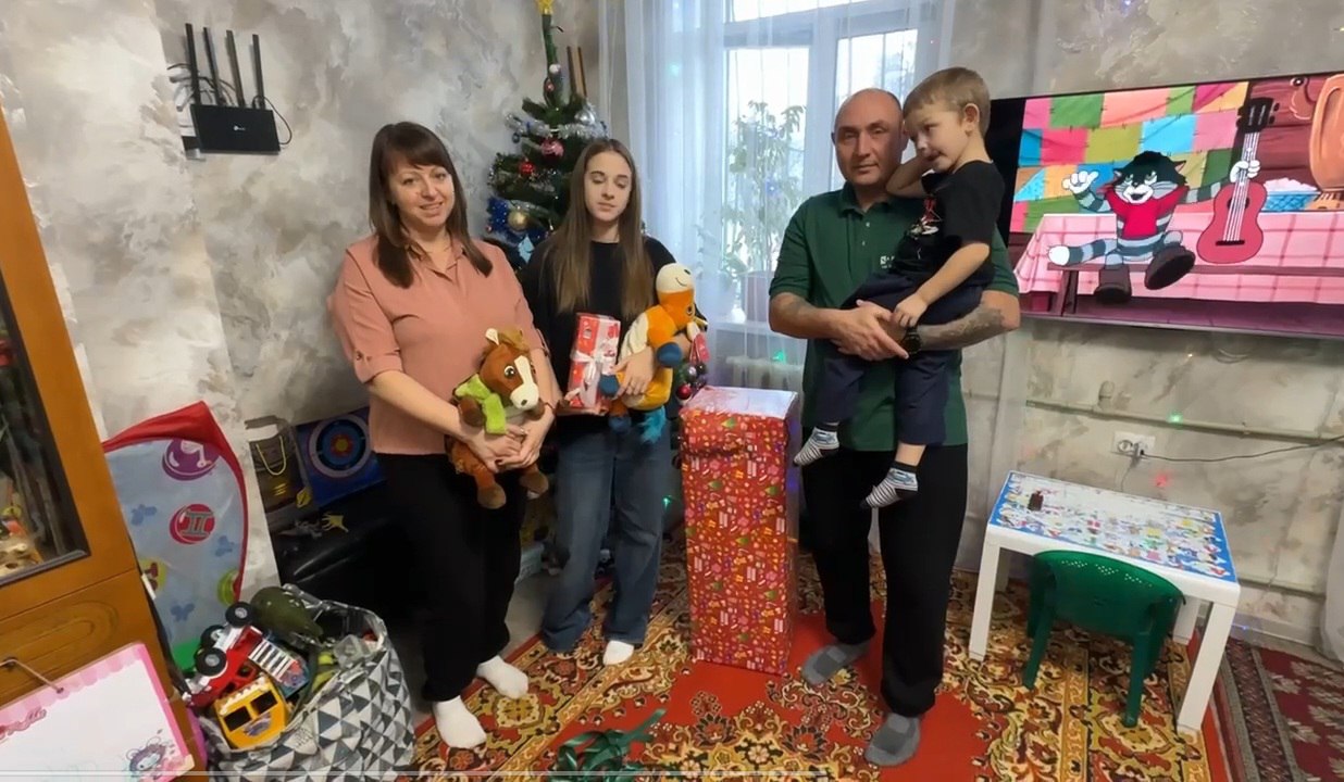 Дети из Ясиноватой поблагодарили губернатора Челябинской области   www up74 ru articles news 168215 Алексей Текслер исполнил новогодние мечты ребят в рамках акции Елка желаний Родители детей записали видеоролик в котором выразили искреннюю благодарность губернатору В своем видеопослании они поздравили Алексея Текслера с Новым годом и Рождеством