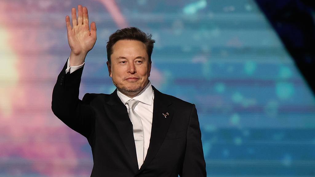 Американский предприниматель Илон Маск объявил что компания Tesla во во втором квартале этого года завершит производство автомобильных моделей S и X Во время телефонной конференции с инвесторами он сообщил что после этого автозавод во Фримонте Калифорния будет переоборудован для выпуска человекоподобных роботов Optimus Оценивая эти планы Илон Маск заметил что пришло время сменить направление и перейти к будущему По его словам фабрика во Фримонте в долгосрочной перспективе будет выпускать до 1 млн роботов в год