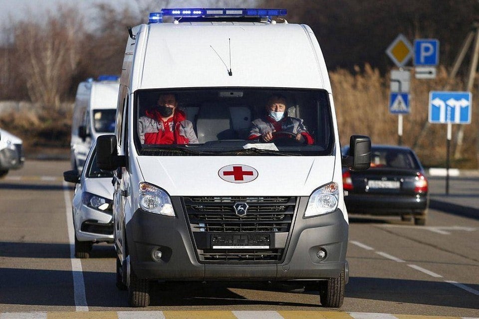 В минздраве Запорожской области сообщили о состоянии атакованного дроном мужчины  ЧП произошло днем, 9 февраля. Он ехал на мопеде в Васильевке, когда попал под удар БПЛА.   «В результате атаки дроном транспортного средства пострадал житель села Луговое Васильевского муниципального округа», - рассказали в ведомстве.  Мужчину сразу госпитализировали в местную больницу. Он получил минно-взрывные ранения средней степени тяжести. В условиях областной больницы Мелитополя ему оказали медицинскую помощь. Однако было решено для дальнейшего лечения перевести его в больницу Симферополя.