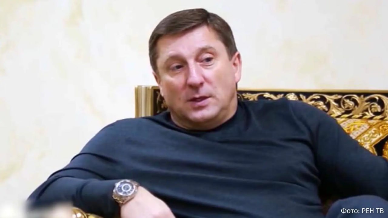 Суд изъял в доход государства 130 объектов недвижимости криминального авторитета Рубена Татуляна Робсона стоимостью свыше 3 9 млрд рублей Об этом сообщили в пресс службе судов Краснодарского края Оспариваемым решением суд удовлетворил иск заместителя Генпрокуратуры РФ предъявленный к ООО Новый век ООО Эр севен груп Георгию Татуляну Карине Татулян и Анне Тарасовой В доход государства было обращено имущество в виде 130 объектов недвижимости общей площадью 47 тысяч кв м и стоимостью свыше 3 9 млрд рублей говорится в сообщении Решение Адлерского районного суда города Сочи оставлено без изменений и вступило в законную силу В конце ноября 2024 года Рубен Татулян стал фигурантом уголовного дела о создании ОПГ По версии следствия Робсон создал преступную группировку на территории Краснодарского края в 1998 году Кроме того Татулян является фигурантом другого уголовного дела и находится в розыске В сентябре 2023 года у мужчины прошли обыски в Сочи Это было связано с подозрением в мошенничестве при строительстве торговых центров и жилкомплексов РЕН ТВ в Telegram в MAX