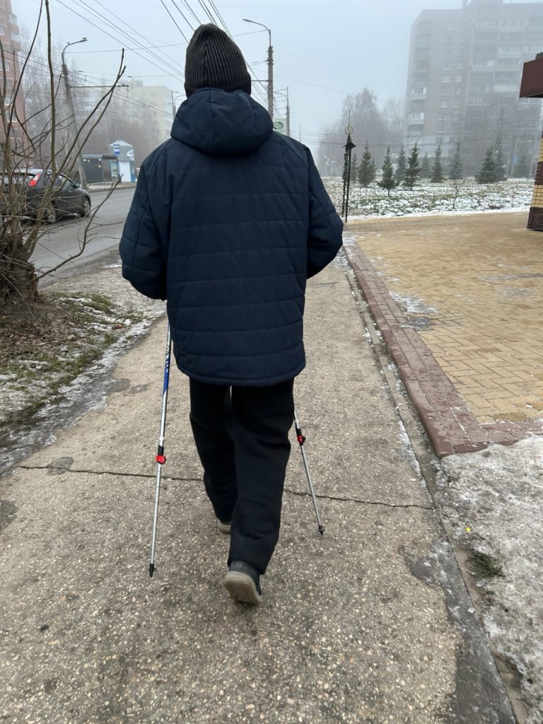 В Рязанской области усилят работу по развитию северной ходьбы в рамках программы Активное долголетие здоровая Рязань Губернатор Павел Малков на заседании областного правительства обсудил планы дальнейшего развития программы Активное долголетие здоровая Рязань которая с текущего года реализуется в рамках национального проекта Семья Глава региона отметил что программа успешно работает в Рязанской области несколько последних лет Программа очень востребована развивается она доказала свою эффективность Появляется все больше новых направлений работы Во всех муниципальных образованиях есть участники этой программы люди старшего поколения Очень рад что в регионе сформировалось такое большое сообщество члены которого активно взаимодействуют у них интересные увлечения поездки участие в самых разных культурных спортивных мероприятиях Работу по ее развитию дальше будем продолжать и помогать осваивать людям что то новое и интересное Губернатор дал дополнительное поручение министе