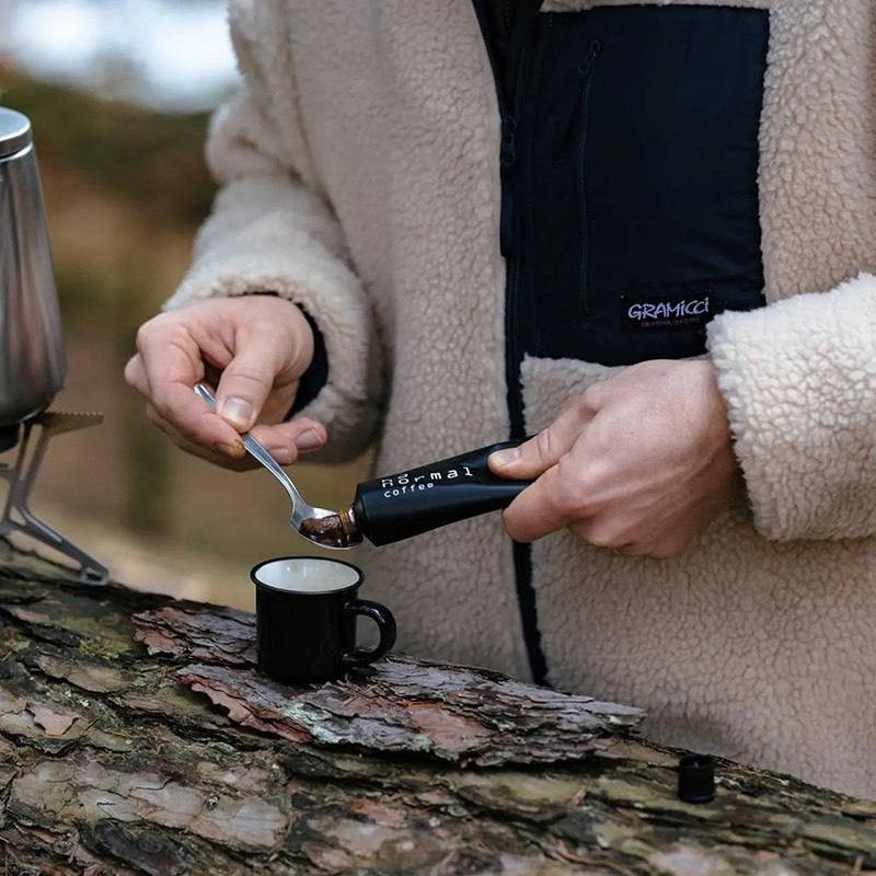 Швейцарский стартап No Normal Coffee решил, что обычный кофе — это скучно, и создал кофе в тюбиках! Один тюбик заменяет 20 чашек и стоит €15.  Паста подойдёт для путешественников, космонавтов и дальнобойщиков. Добавьте её в кипяток — и voilà, готово. Еще можно наделать бутербродов