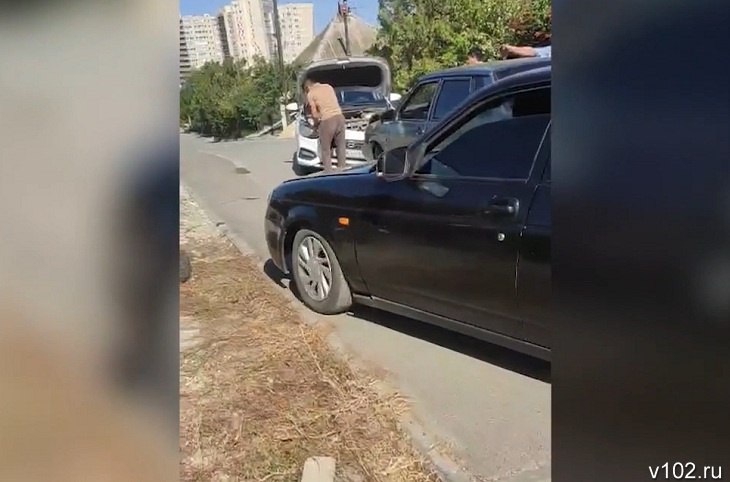 Живем как на трассе волгоградцы боятся выйти на улицу из за потока машин Жители улицы Качалова в Краснооктябрьском районе Волгограда потеряли покой и сон после того как дорога проходящая под их окнами неожиданно превратилась в скоростную трассу Как рассказали ИА Высота 102 волгоградцы после того как улицу Асланова до Менделеева обсыпали асфальтовой крошкой чтобы разгрузить Вторую продольную поток автомобилей на Качалова вырос в разы Теперь по нашей улице гоняют лихачи и ревут грузовики и днем и ночью Ночью невозможно уснуть с открытыми окнами из за шума и выхлопов Днем люди боятся переходить дорогу так как водители не соблюдают скоростной режим Взрослые боятся за детей которым скоро идти в школу не у каждого есть возможность переводить их через дорогу делятся своей проблемой жители