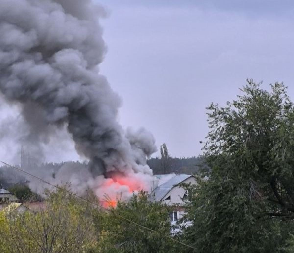 Гараж и баня загорелись в Железнодорожном районе Воронежа     Гараж и баня на частном дворе загорелись на улице Кузнечной в Железнодорожном районе Воронежа. На месте происшествия в микрорайоне Отрожка работают 3 пожарных расчета.  Информации о пострадавших не поступало.  ↗  Прислать новость   Подписаться