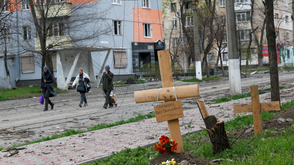 В Мариуполе все стихийные могилы во дворах полностью перенесли на кладбища, — мэр «Могу сказать со всей ответственностью, что все граждане, которые были захоронены во дворах и в скверах, все перезахоронены. Эта процедура полностью проведена. Множество людей в ходе захоронений не были идентифицированы, однако существенная часть все-таки была определена», — заявил врио главы Мариуполя Моргун. Регнум