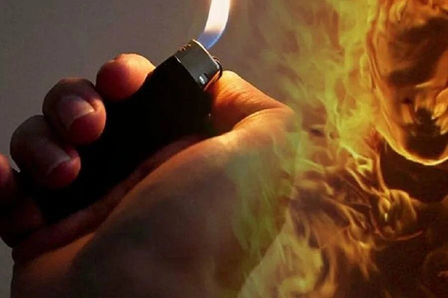 Из ревности облил знакомого легковоспламеняющейся жидкостью и поджег Мелекесский районный суд Ульяновской области вынес приговор по уголовному делу в отношении жителя региона Он признан виновным в совершении преступления по ч 3 ст 30 п п д е ч 2 ст 105 УК РФ покушение на убийство совершенное с особой жестокостью общеопасным способом Установлено что в ночь с 29 на 30 марта 2025 года в квартире одного из домов на улице Мусоровой в р п Мулловка 40 летний неработавший Евгений Афандеев будучи в состоянии алкогольного опьянения из ревности облил знакомого легковоспламеняющейся жидкостью и поджег его Однако благодаря помощи соседей и своевременно оказанной потерпевшему медицинской помощи жизнь мужчины была спасена Суд согласился с позицией прокурора Мелекесского района и приговорил Афандеева к 9 5 годам колонии строгого режима Приговор вступил в законную силу Источник Прокуратура Ульяновской области
