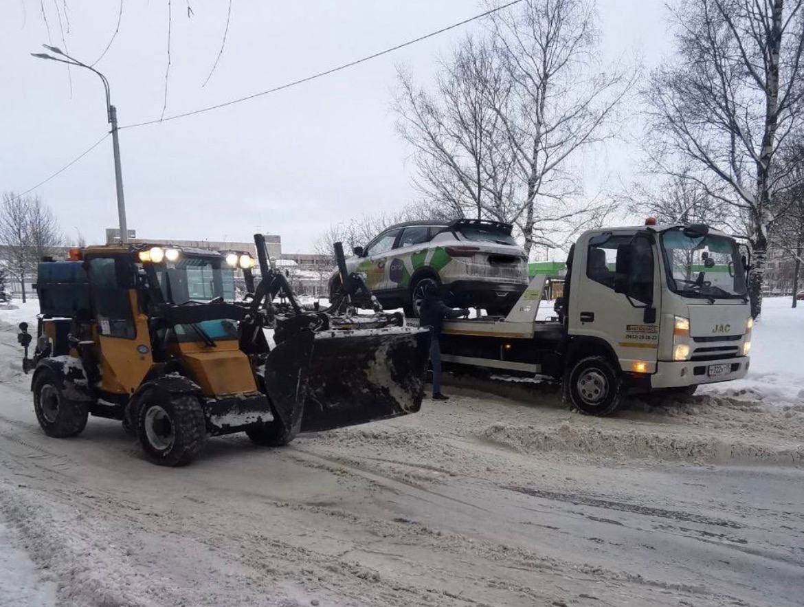 Комитет по транспорту Петербурга из за обильного снегопада 11 января в усиленном режиме контролирует соблюдение правил остановки и стоянки машин сообщили в пресс службе комитета Неправильно припаркованный транспорт может мешать проезду спецтехники и создавать заторы Особый контроль ведут на участках дорог с установленными знаками 3 27 3 30 Остановка Стоянка запрещена совместно с табличкой 8 5 7 Время действия Транспортные средства припаркованные в нарушение этих требований создающие серьезные препятствия для оперативной уборки снега и поддержания безопасности на дорогах перемещаются на специализированные стоянки в соответствии с действующим законодательством заявили в комтрансе Комитет по транспорту Петербурга Подписаться на ДП в Telegram MAX