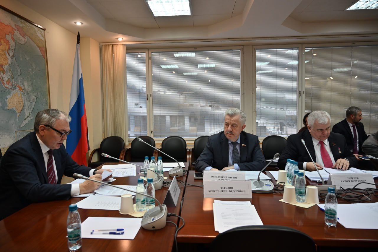 Сегодня на заседании Комитета по делам Содружества Независимых Государств подвели итоги работы за 2025 год Основная деятельность велась по ключевым направлениям законотворчество межпарламентский диалог и поддержка граждан В рамках законотворческой деятельности Комитет завершил работу над 16 законопроектами В их число вошли инициативы по ратификации международных договоров а также проекты федеральных законов регулирующих отношения с государствами участниками СНГ ОДКБ ЕАЭС и Союзного государства вопросы политики в отношении соотечественников за рубежом а также сферы миграции и гражданства Шесть из этих законопроектов уже приняты Они вносят значимые изменения закрепляют правовой статус Присяги гражданина Российской Федерации вводят возможность подачи заявления на гражданство для ребенка в онлайн формате и уточняют правила аккредитации иностранных дипломатов Особое внимание обратной связи Комитет получил более 200 обращений от граждан в основном по вопросам гражданства и программы переселения Большинство из них было поддержано и направлено в ведомства для решения а людям даны необходимые разъяснения Итог сессии это конкретные законы сильные международные контакты и реальная помощь людям Работа продолжается в повестке еще 42 законопроекта Комитет намерен и дальше развивать сотрудничество и решать актуальные вопросы Подписывайтесь на мой канал в MAX Первй заместитель председателя Комитета ГД по делам СНГ евразийской интеграции и связям с соотечественниками В П Водолацкий