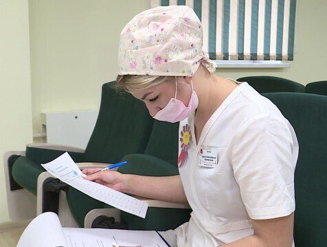 Более 200 медицинских кадров за год пополнили штат больниц Калужской области В Калужской области стараются повышать качество медпомощи В течение года особое внимание уделяли решению проблемы кадрового дефицита За это время удалось привлечь в больницы и поликлиники области 116 врачей и 113 средних медработников Об этом стало известно в ходе рабочей встречи губернатора и министра здравоохранения региона http gtrk kaluga ru news obschestvo news 58599