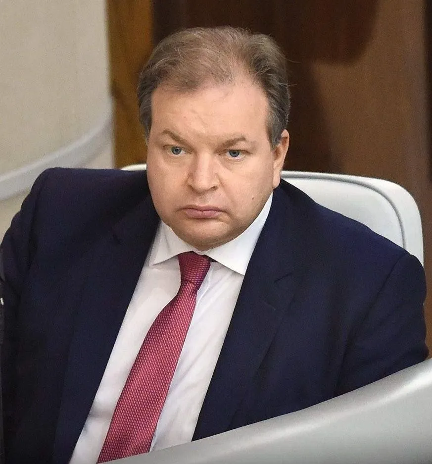 Никулинский суд Москвы по иску Генпрокуратуры изъял недвижимость деньги ювелирные украшения и другое имущество общей стоимостью более 6 миллиардов рублей у бывшего замглавы Минтранса РФ Алексея Семенова его партнеров и родственников На этом настаивала Генпрокуратура посчитавшая что находящийся сейчас под следствием за мошенничество экс чиновник в свое время незаконно наладил собственный бизнес через подведомственное ему ФГУП ЗащитаИнфоТранс работавшее в сфере системы информобеспечения безопасности населения на транспорте СИОБНТ Госконтракты на сотни миллионов получали подконтрольные Семенову и его подручным лицам фирмы а доходы и купленную на них в том числе за границей недвижимость оформляли на членов семьи Ответчиками по иску проходили Семенов бывшие руководители ФГУП ЗащитаИнфоТранс Вячеслав Смирнов Юрий Спасский и Виктор Парахин а также ряд других лиц Сам Семенов находится в СИЗО суд арестовал его в конце 2024 года по делу о хищении более 200 миллионов рублей события касаются 2012 года когда он занимал должность директора департамента программ развития при Минтрансе Также в СИЗО был отправлен Смирнов Подписаться на PRO transport Telegram MAX