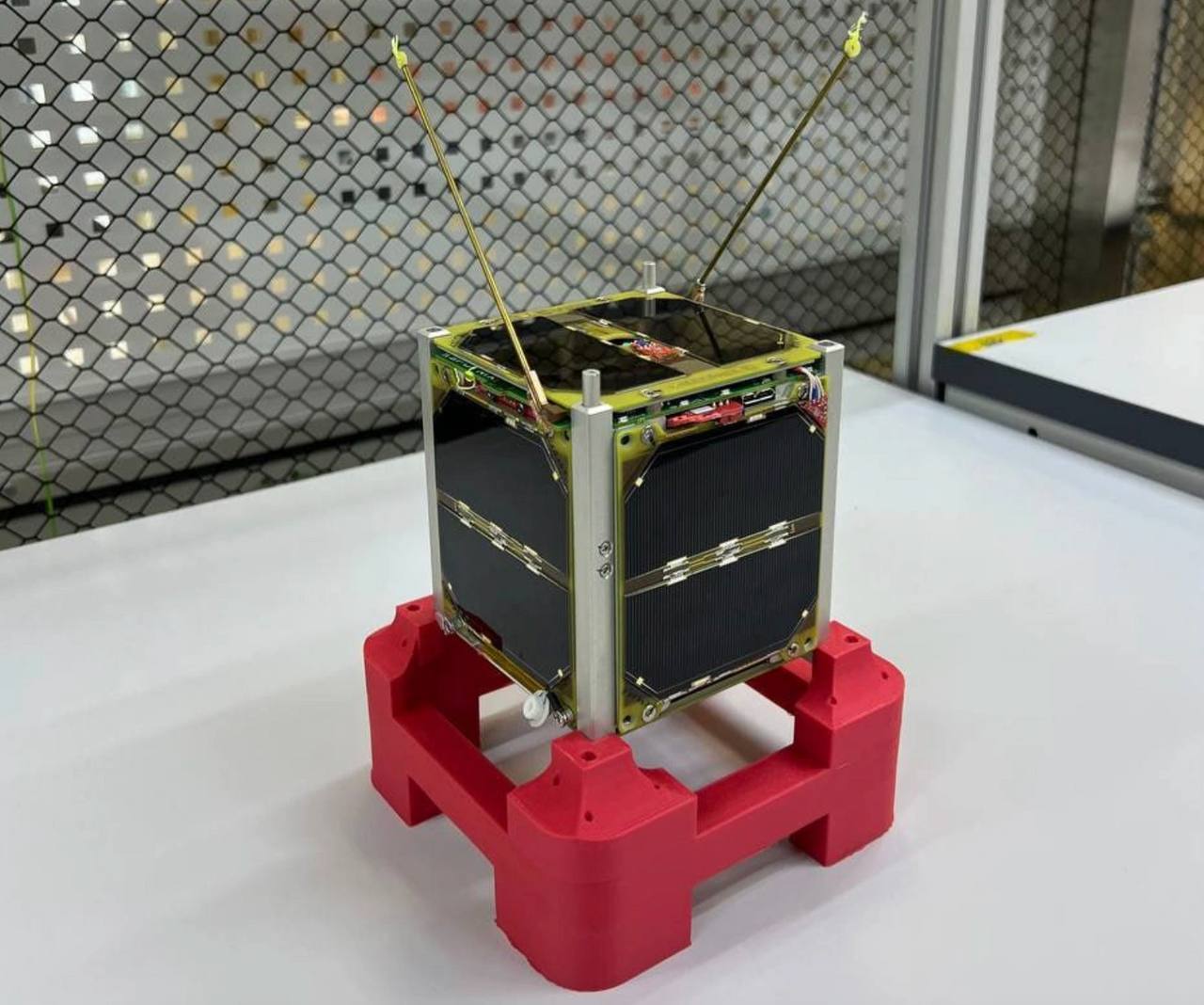 Первый якутский спутник Чолбон летает над Антарктидой Спутник разработанный по космической программе Малой академией наук Якутии работает в штатном режиме и постоянно на связи 28 декабря его успешно отправили в Космос с космодрома Восточный в Амурской области Запуск приурочили к 100 летию Якутской комплексной экспедиции Академии наук СССР Сигналы спутника смогут принимать радиолюбители по всему миру На орбиту Чолбон вывела ракета носитель Союз 2 1б   Читайте новости Саха вам не Деште Лут в МАХ
