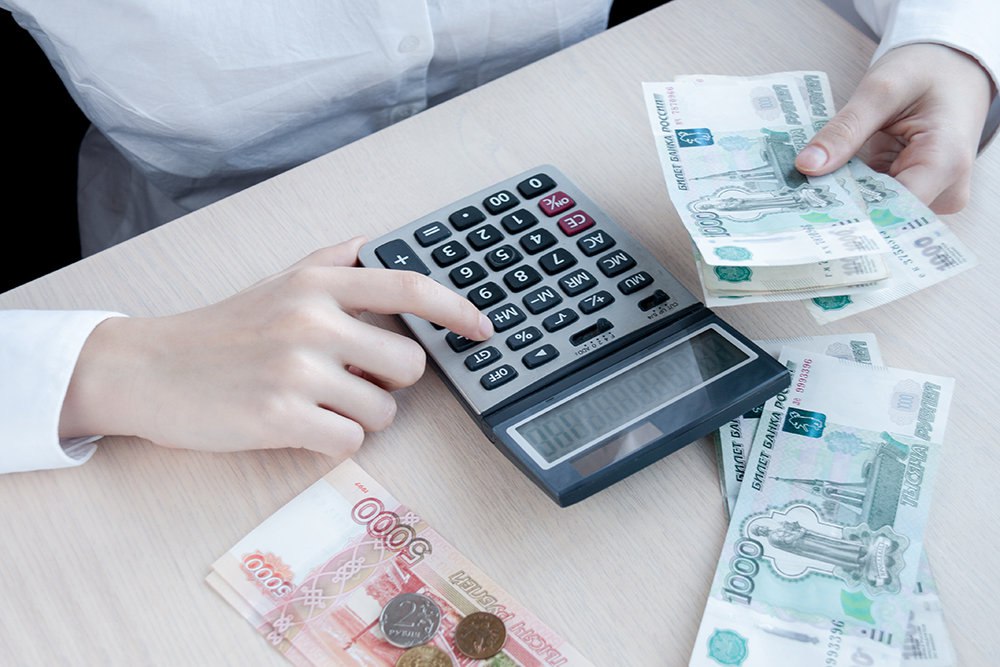 Сокращена поддержка ряда направлений АПК в бюджете-2025 В проекте поправок к федеральному бюджету на текущий год снижены объёмы поддержки ряда направлений агропромышленного комплекса. В частности, поступления от экспортных пошлин на зерно урезаны с 53,3 до 28,7 млрд рублей Эти средства зарезервированы по линии «Сельское хозяйство и рыболовство» и могут использоваться по решению правительства. Резко уменьшены и ассигнования от продажи квот на крабовые аукционы — с 2,485 до 430 млн рублей При этом на 2026 и 2027 годы предусмотренные объёмы остаются прежними — 4,8 и 3,9 млрд рублей. Несмотря на сокращение отдельных статей, общее финансирование Госпрограммы развития сельского хозяйства планируется увеличить с 284,2 до более чем 326 млрд рублей