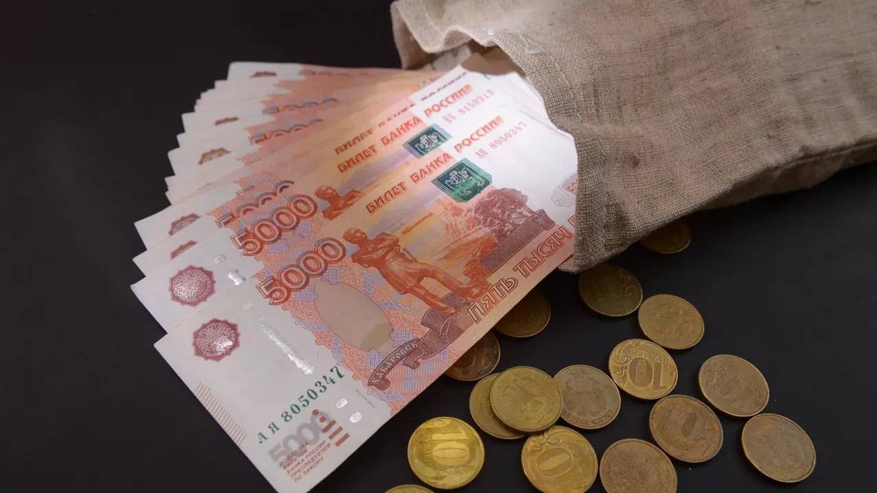 Социальные счета и вклады появятся в России с 1 июля Оформить такие продукты смогут только граждане, включённые в специальный перечень. На остаток по социальному счёту будут ежемесячно начисляться проценты по самой высокой ставке, действующей в банке для вкладов физических лиц сроком до одного года включительно. Каждому человеку разрешено открыть только один социальный счёт и один вклад. Причём оформить их можно в разных банках. Сумма вклада ограничена 50 тысячами рублей, срок — один год с автоматическим продлением ещё на год. Все операции по этим продуктам будут проводиться в рублях. Оформление договора возможно только через портал «Госуслуги» при наличии электронной подписи. Сначала такие вклады предложат только системно значимые банки, а с 2027 года — все участники системы страхования вкладов. -24 Отправить новость