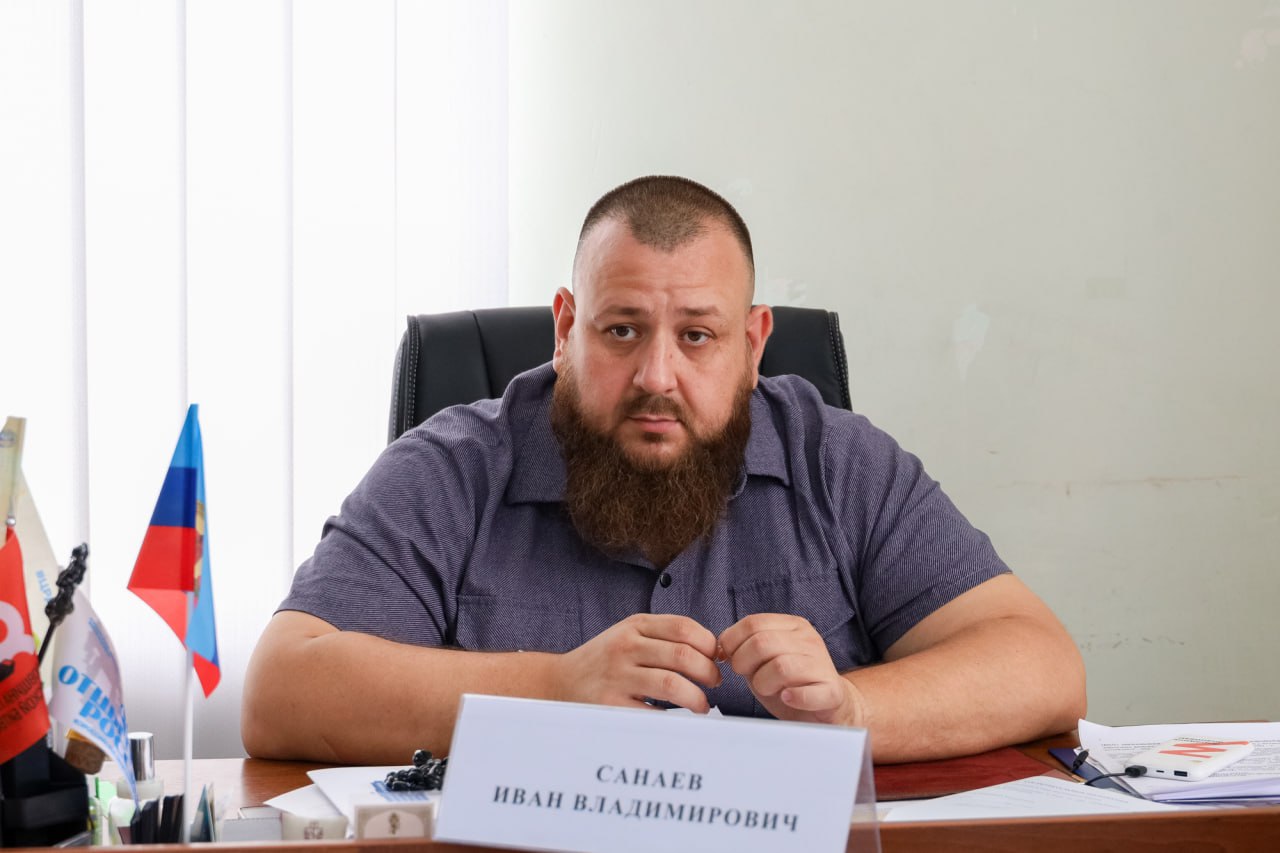 В Социальном комитете рассмотрели законопроекты, регулирующие вопросы присвоения звания «Ветеран труда» и поддержки студотрядов 18 июня в Народном Совете состоялось очередное заседание Социального комитета. В работе комитета приняла участие первый заместитель министра труда и социальной политики ЛНР Ольга Евсюкова. «На заседании рассмотрели важный законопроект «О порядке и условиях присвоения званий «Ветеран труд» и «Ветеран труда Луганской Народной Республики», который будет определять статус ветерана труда как федерального значения, так и регионального значения. Самое важное, что с принятием этого закона не потеряются социальные меры поддержки этих категорий граждан, проживающих на территории Луганской Народной Республики», – отметил председатель Социального комитета Иван Санаев. Парламентарий уточнил, что все граждане, которые были ветеранами труда до вхождения ЛНР в состав Российской Федерации, свой статус не утратят. Также председатель профильного комитета прокомментировал законодательную инициативу, определяющую меры поддержки деятельности студенческих отрядов. «Это очень важный закон, который определяет меры поддержки российских студенческих отрядов. Наши студотряды уже созданы, очень хорошо работают и вносят большой вклад в социальное развитие общества, поэтому их поддержка будет для нас очень актуальной», – заключил Иван Санаев.