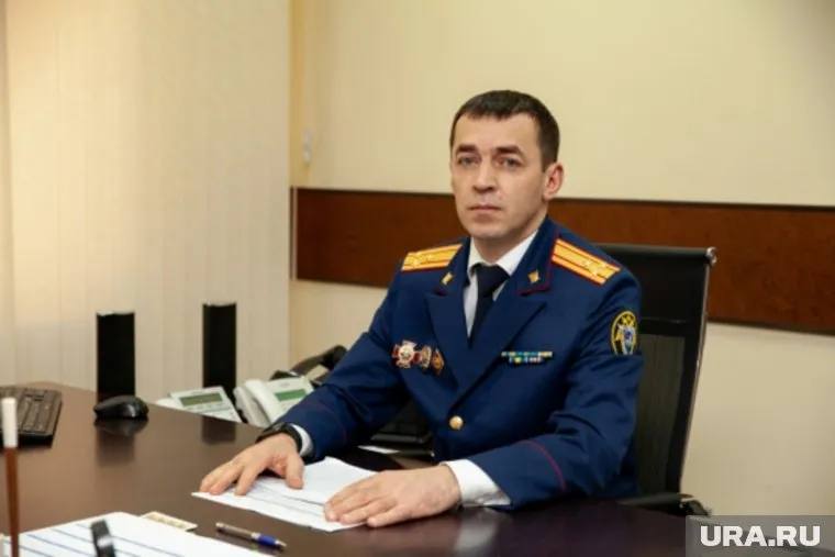 Следственное управление в Ингушетии возглавил полковник юстиции Ахмед Асхабов. Ранее он занимал должность первого замглавы челябинского СКР. Асхабов работает следователем с 1998 года. Службу начинал в Тюмени. В 2022 году был переведен по службе в Челябинск. В Ингушетию его направили осенью 2024 года. Там он заменил на посту Шамиля Котиева. До вступления в должность Асхабов был в статусе прикомандированного. На его должность в СКР по Челябинской области пока никого не назначили.