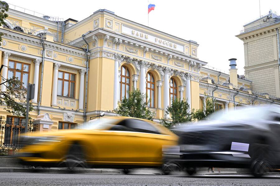 ЦБ одобрил новый дизайн 1000 рублевой банкноты Глава ЦБ Эльвира Набиуллина в рамках выступления на открытом заседании Консультативного совета по банкнотам Банка России заявила что Совет директоров Центробанка России одобрил новый дизайн 1000 рублевой банкноты Сейчас художники Банка России и Гознака работают над эскизным проектом Полным ходом идет подготовка к презентации банкноты и мы очень стараемся чтобы банкнота открыла глаза чтобы ее очень приятно было держать в руках Могу заверить что как и обещали мы учли предложения предпочтения граждан итоги онлайн голосования поделилась глава регулятора bisrub