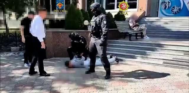 В Кишинёве двое мужчин 38 и 21 года арестованы на 30 суток по делу о торговле влиянием По данным PCCOCS они получили деньги от заявителя обещая повлиять на сотрудников МВД для аннулирования штрафов и снятия 21 штрафного балла у водителя Подозреваемых задержали с поличным при получении средств Им грозит до 6 лет тюрьмы либо штраф в размере от 2000 до 3000 условных единиц Кишинев Live Подписаться