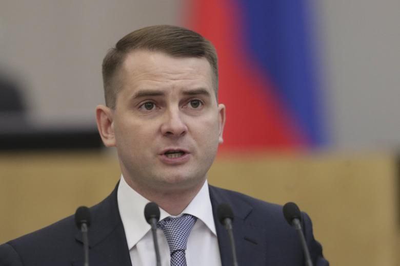 #Россия. Для детей мигрантов предложили отменить бесплатное образование в школах.   С идеей выступил глава комитета Госдумы по труду, социальной политике и делам ветеранов Ярослав Нилов   Также, по его словам, «надо лимитировать количество попыток, когда можно сдать тест на знание русского языка для того, чтобы учиться в школе».    «Что касается тех, кто в состоянии сдать тест и учиться, надо ставить вопрос о том, чтобы образование было платным. С какой стати мы должны бесплатно обучать иностранных граждан? Пусть платит семья, работодатель, посольство, фонды, [иностранное] государство, но не мы с вами со своих налогов», — заявил ТАСС Нилов.   Депутат отметил, что плату за обучение детей мигрантов можно было бы направлять на премии учителям и создание необходимой инфраструктуры.  канал - Безумный мир
