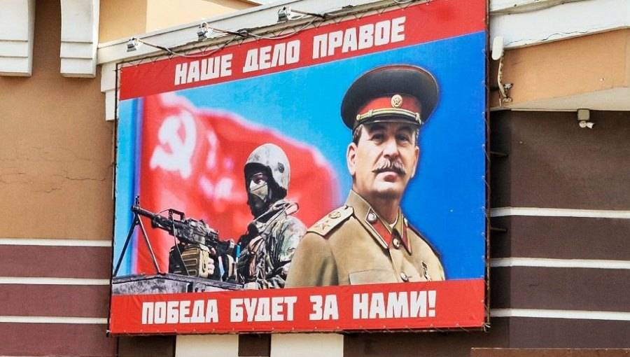 С фасада офиса липецкой КПРФ демонтировали баннер со Сталиным и бойцом СВО  В этом месте плакат "прожил" не более суток. Коммунисты не знают, кто его снял, но предполагают, что это сделали власти.  "Мы ранее получали предписания на демонтаж баннера и световых коробов. Мы вели переговоры с администрацией, потому что баннер был посвящён 80-летию Победы, и даже пошли на условие: их не уcтраивало, что на баннере, поcвящённом Победе, было 4 буквы "КПРФ". Мы заменили тот баннер и повесили другой, где образ Сталина и участника СВО, и тем самым показана преемственность поколений, что сейчас ребята сражаются с тем же фашизмом, как сражались наши деды и прадеды. Но, видимо, кто-то угомониться не может. Баннера сейчас нет", - рассказал второй секретарь комитета КПРФ в Липецкой области Сергей Токарев.  До этого в офисе липецкой КПРФ прошли обыски. В партии считают, что демонтаж баннера и проверка правоохранителей - звенья одной цепи, а целью обысков было изъятие газеты с требование отставки губернатора региона.