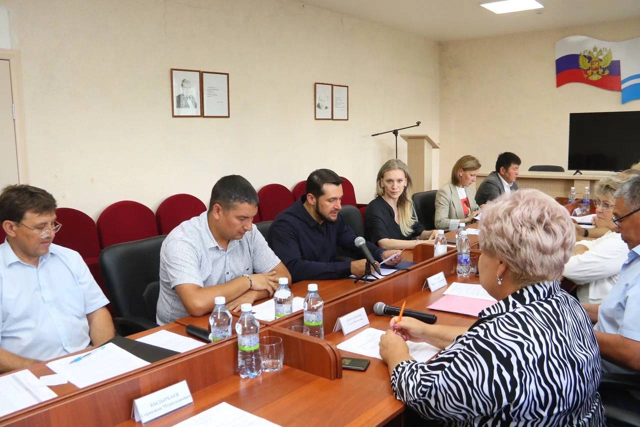 В Республике Алтай прошло совещание по вопросам прохождения пожароопасного сезона  Тема всегда важна и актуальна, особенно для одного из самых возгораемых районов — Онгудайского, где лесной фонд занимает почти 900 тысяч гектар, а только за текущий год произошло 12 пожаров, отметил в своём telegram-канале председатель правительства РА Александр Прокопьев.  "Наша задача — максимально обезопасить районы и сократить число возгораний. Подчеркну, что это в большей мере зависит от соблюдения гражданами правил пожарной безопасности, а также оперативности обнаружения и тушения возникающих лесных пожаров", - добавил Александр Прокопьев.  Также он заявил, что до 1 сентября в Онгудайском районе введен особый противопожарный режим. Кроме того, идёт работа над увеличением штата лесных пожарников и инспекторов, рассматривается возможность увеличения финансирования на ремонт противопожарной техники.    ТОЛК