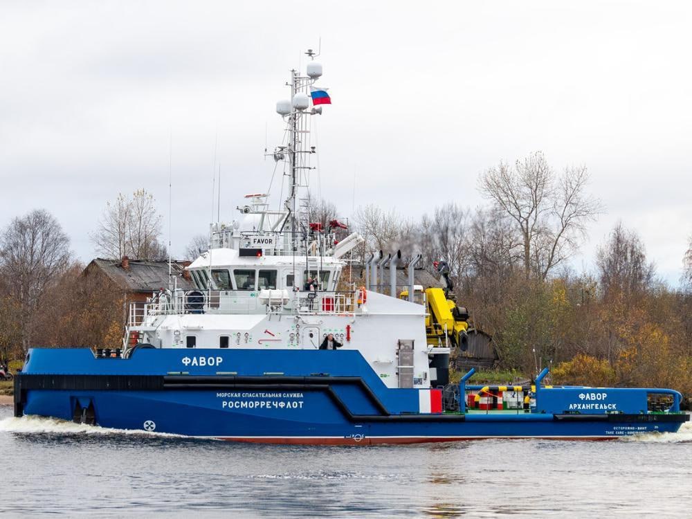 Флот морских спасателей Архангельска пополнился новым буксиром Губернатор Поморья сообщил что пятый арктический буксир спасатель проекта NE025 Фавор принят в состав флота Морской спасательной службы В октябре этого года судно успешно прошло последние ходовые испытания подтвердив работоспособность всех систем и оборудования Впереди оформление судовых документов после чего новый арктический буксир спасатель ждет церемония поднятия флага и ввода в эксплуатацию Буксир будет использоваться в акваториях северных портов и на трассе Северного морского пути а приписан к порту Архангельск Свое название судно получило в честь горы Фавор на Соловках которая расположена на острове Большая Муксалма в восточной части архипелага Строительство буксирно спасательного судна проходило в рамках реализации плана развития инфраструктуры Северного морского пути на период до 2035 года и федерального проекта Северный морской путь Ранее в состав флота Морской спасательной службы также были приняты четыре буксира этого же проекта Тиман Тепсей Узон и Печак Ледовый класс Arc4 позволяет судам самостоятельно проходить в разреженных однолетних льдах толщиной до 80 см в летне осенний период в Арктике В зимне весенний до 60 см В замерзающих неарктических морях при легких ледовых условиях буксиры могут работать круглый год Фото Виталий Вашуткин Медиапалуба