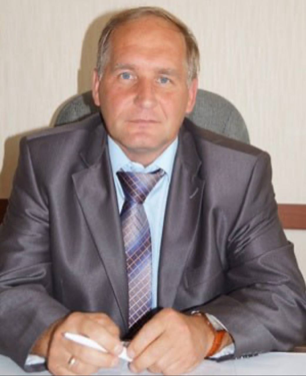 Председатель Ермаковского районного Совета депутатов Владимир Форсель всё Суд апелляционной инстанции отклонил жалобу экс председателя Ермаковского районного Совета депутатов приумножившего богатства за счет муниципалитета на решение суда о досрочном прекращении его полномочий сообщает краевая прокуратура Владимира Ивановича нагнали из депутатов за махинации с муниципальной землёй и выписывание себе премий но он не согласился с доводами суда и попытался своё изгнание обжаловать Что самое забавное во время рассмотрения жалобы бывший депутат вновь выдвинул свою кандидатуру на выборы а также продолжил украшать собой не только сайт администрации Ермаковского района но и региональный политический Совет партии Единая Россия подследственный мэр Красноярска Владислав Логинов уже не украшает ряды ЕР а лишённый депутатского мандата Владимир Форсель очень даже Но сейчас то в исполкоме вероятно разберутся и уже попросят секретаря Ермаковского районного местного отделения партии на выход NeNASHI