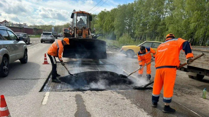 В Марий Эл с опережением отремонтированы 42 3 км дорог регионального значения В рамках национального проекта Инфраструктура для жизни на сегодняшний день несколько участков дорог регионального значения запланированные к ремонту в 2026 году уже введены в эксплуатацию Всего в прошлом году в республике отремонтировали 57 км что составляет 26 5 от протяженности региональных дорог запланированных к ремонту в 2026 году В ближайшее время откроется дорога Параньга Алашайка Портчара общей протяженностью 14 7 км Во время ремонта специалисты обновили покрытие отремонтировали 13 водопропускных труб укрепили обочины щебнем установили сигнальные столбики и нанесли дорожную разметку Стоимость работ составила 328 3 млн рублей сообщает Марийскавтодор