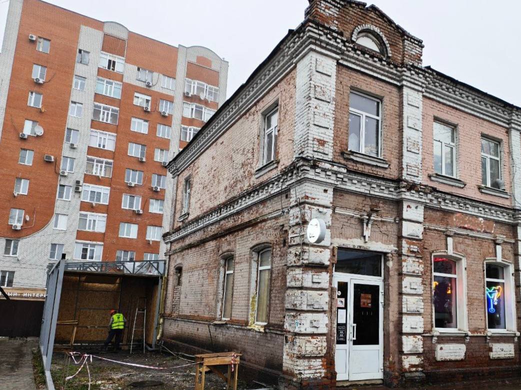 Я не даю в долг а банк не торгует семечками Хинштейн высказался о владельцах ОКН В Курске на прошлой неделе собственник снёс незаконную пристройку к дому на улице Карла Маркса 11 памятнику архитектуры начала XX века Конструкция искажала облик здания После вмешательства надзорных органов нарушение устранили Теперь владельцу нужно согласовать проект реставрации и восстановить объект в соответствии с требованиями Губернатор Александр Хинштейн подчеркнул что многие памятники в Курске находятся в запущенном состоянии из за бездействия собственников и арендаторов ОКН это национальное достояние Если ты не в состоянии его содержать то как в анекдоте Я не даю в долг а банк не торгует семечками занимайся другой деятельностью заявил глава региона Замгубернатора Артём Демидов напомнил что за нарушение требований к охране объектов культурного наследия предусмотрена как административная так и уголовная ответственность РИА Курск Мы в Max