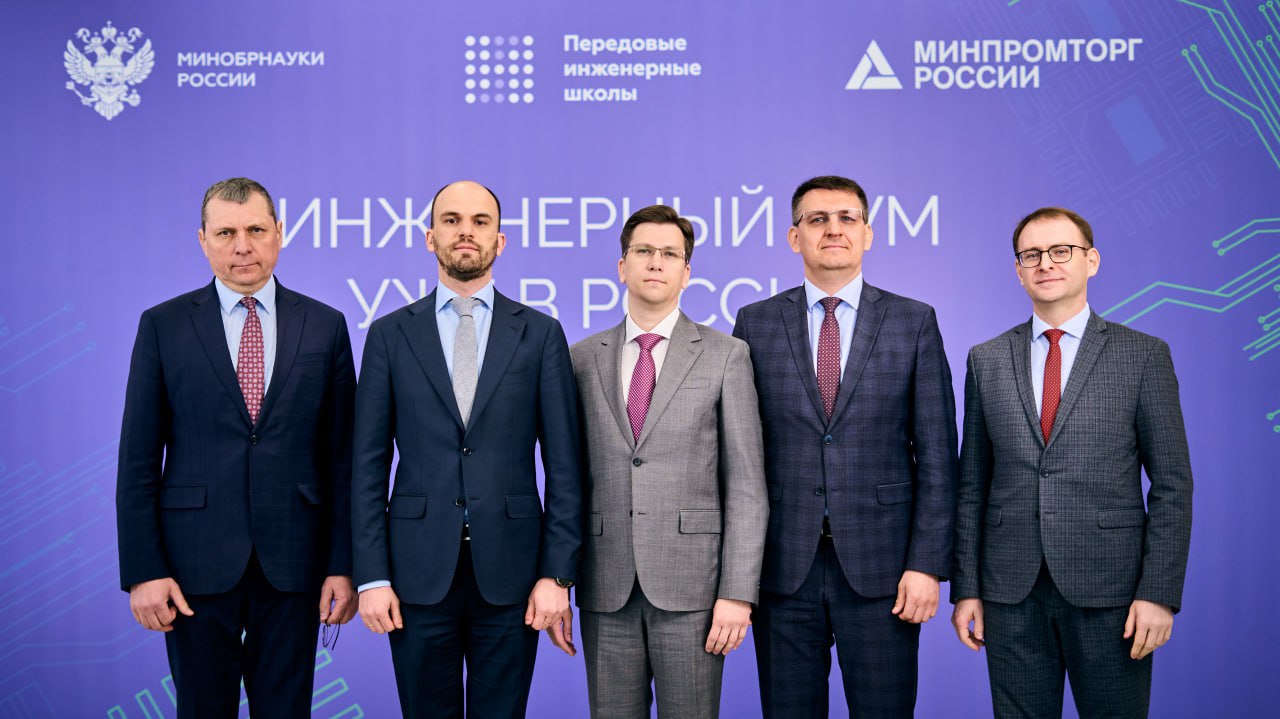  Сегодня в Москве Совет по рассмотрению вопросов и координации деятельности ПИШ рассмотрел результаты работы Передовой инженерной аэрокосмической школы Самарского университета им. Королёва. Заседание Совета проходило под председательством главы Минобрнауки России Валерия Фалькова. Самарский университет им. Королёва на заседании Совета представляли: Владимир Богатырев, ректор Самарского университета им. Королёва, Иван Ткаченко, директор Передовой инженерной аэрокосмической школы, Павел Чупин, генеральный конструктор ПАО «ОДК-Кузнецов», Алексей Гусев, генеральный директор АО «Авиакор – авиационный завод» и Антон Емельяненко, вице-губернатор Самарской области. «Первые 30 передовых инженерных школ переходят на новый качественный уровень развития. Результаты, представленные командами университетов, показывают, что вместе нам удалось создать эффективную модель интеграции образования, науки и производства. Следующим этапом для школ первой волны станет масштабирование их деятельности. Все необходимое для этого есть: современное оборудование, компетенции, налаженные контакты с индустриальными партнерами. Важно, что региональные власти с большим вниманием относятся к развитию передовых инженерных школ в своих городах, понимая их ценность для укрепления отношений высшей школы и реального сектора экономики», – подчеркнул глава Минобрнауки России Валерий Фальков. Флагманский проект Минобрнауки «Передовые инженерные школы» реализуется с 2022 года. Сейчас в рамках него созданы 50 таких школ, а к 2030 году, по поручению Президента России Владимира Путина, их количество должно быть увеличено до 100.