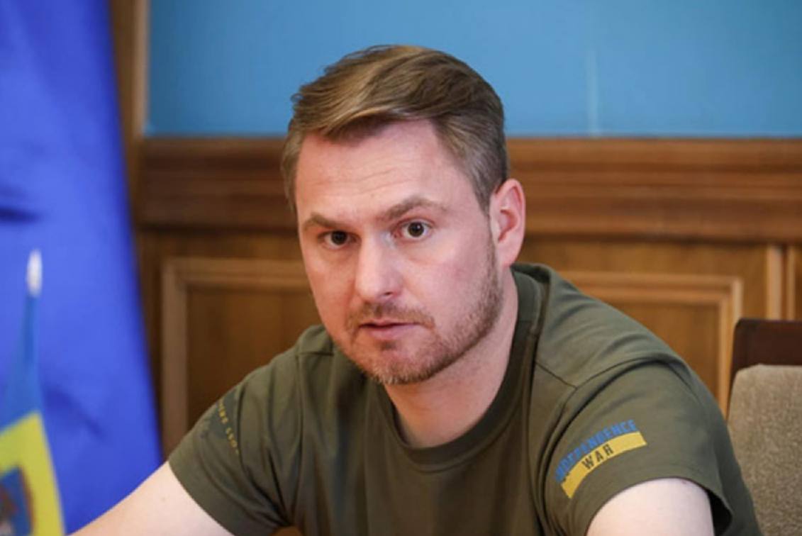 Верховная Рада утвердила нового Генерального прокурора Украины По информации RT, Руслан Кравченко известен тем, что ранее возглавлял Киевскую областную военную администрацию и налоговую службу. Был прокурором в деле о государственной измене Виктора Януковича, требуя для экс-президента 15 лет тюремного заключения. В 2018 году предлагал операцию по похищению Януковича из России. Будучи главой налоговой, Кравченко заявлял о многомиллионных заработках украинских женщин на платформе OnlyFans. В 2023 году, претендуя на должность главы НАБУ, Кравченко не прошел тест на добросовестность. Тогда же стало известно о приватизации им служебной квартиры в Киеве в 2019 году и последующей продаже за 816 тыс. гривен, которые были вложены в новостройку. Кравченко утверждал, что эта схема была законной, так как на тот момент у него не было другого жилья. В России Кравченко заочно арестован по обвинению в привлечении заведомо невиновного к уголовной ответственности в связи с попытками возбудить дела против российских военных и чиновников, включая Сергея Шойгу. Подписаться Написать в редакцию Поддержать Донбасс