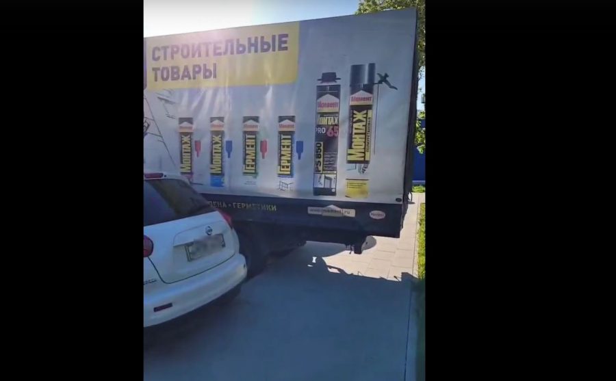 В Орле автохам перекрыл тротуар к детскому саду В группе «ДТП Орел и автохамы» неравнодушные орловцы сняли тротуар, ведущий к детскому саду. На всю ширину дорожки водитель грузовика припарковал автомобиль. Задняя выступающая часть кузова заблокировала проход пешеходам.