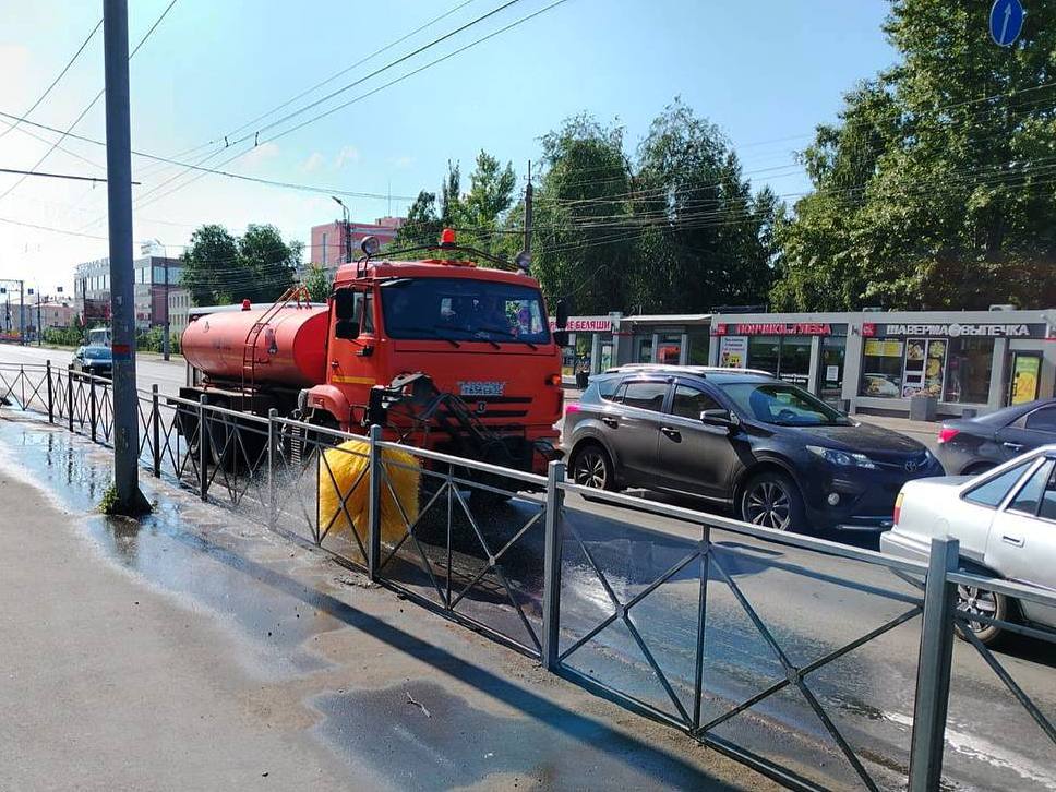 В Омске прошла масштабная уборка улиц После торжественных мероприятий сотрудники Управления дорожного хозяйства и благоустройства оперативно очистили урны и контейнеры, проследили за чистотой фонтанов. А также провели механизированную уборку прибордюрного пространства и мойку ограждений. Сергей Шелест сообщил, что в работах были задействованы 237 рабочих и 191 единица техники, благодаря чему за сутки удалось вывезти более 9,5 тонн отходов.
