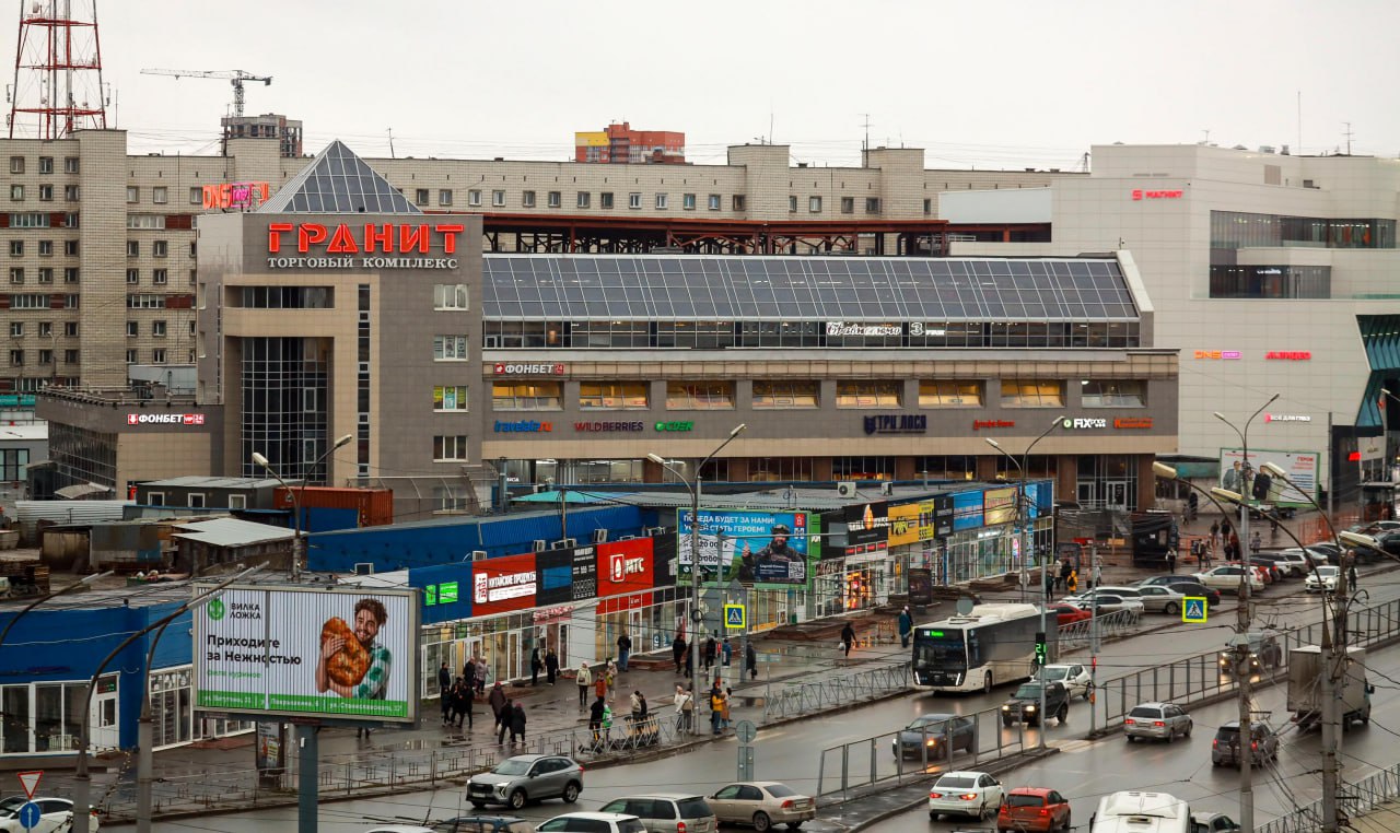 Схемы автобусов скорректируют для разгрузки входов в метро на Маркса  Пассажиропоток перераспределят на площади имени Карла Маркса в Новосибирске. Маршруты наземного транспорта скорректируют для равномерной нагрузки на станцию метро.  Изменения со среды, 29 января, заметят горожане, привыкшие пользоваться остановками в районе торговых комплексов «Версаль» и «Гранит». Из-за превышения пропускной способности входной группы №1 задействуют имеющиеся ресурсы вестибюля №2, пояснили в пресс-центре мэрии.  Автобус №6 при движении с Затулинского жилмассива не будет заходить на улицу Покрышкина и кольцо, а поедет на участке от Сибиряков-Гвардейцев до проспекта Маркса через остановку рядом с ГУМом.  Автобус №24 пустят от улицы Сибиряков-Гвардейцев до «Магазина „Кристалл“» по площади Карла Маркса и улице Покрышкина.