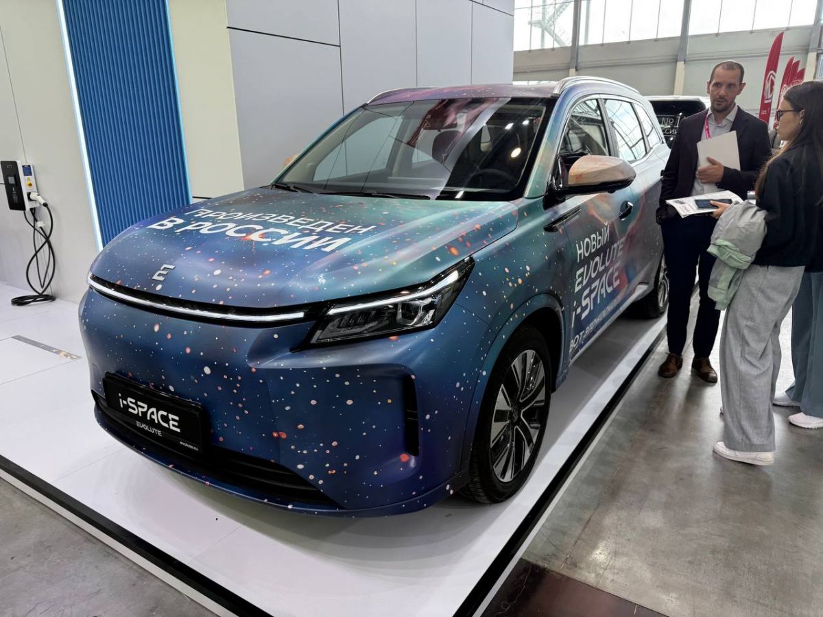 Липецкий "Моторинвест" представил обновленную версию кроссовера EVOLUTE на выставке ИННОПРОМ На площадке Международной промышленной выставки ИННОПРОМ российский бренд электромобилей, которые производятся в Липецкой области, представил обновленную версию гибридного кроссовера EVOLUTE i-SPACE, передает наш корреспондент. ↗ Прислать новость Подписаться