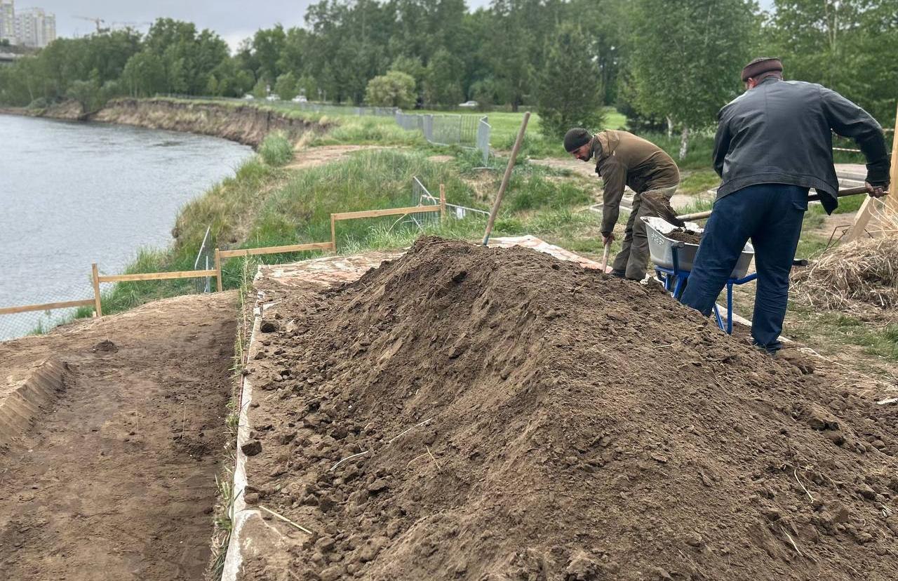 При археологических раскопках на Татышеве нашли предметы конца 19-го века  Пуговицы, увольнительный жетон и фрагменты фарфоровой чашечки пополнят коллекцию предметов быта красноярцев 19-го века.  Для того чтобы строители могли укрепить берег Татышева с северной стороны острова, территорию сейчас изучают археологи. Она входит в зону объекта археологического наследия «Красноярск. Поселение Остров Татышев-2».  Древних артефактов здесь не обнаружили, но зато нашли предметы быта конца позапрошлого века.  «В конце XIX – начале XX веков берег Татышев был одним из мест отдыха у молодых людей и дам. Здесь устраивали пикники на свежем воздухе. И, конечно, часто теряли какие-то вещи в траве. Например, мы нашли пробитую пуговицу от мундира. Обнаружили и женскую пуговицу, явно авторской работы. Еще из находок увольнительный жетон, его владелец защищал Владивостокскую крепость», – рассказал Александр Тарасов, сотрудник ООО «НПО АПИ».  Фото: «Градвестник»