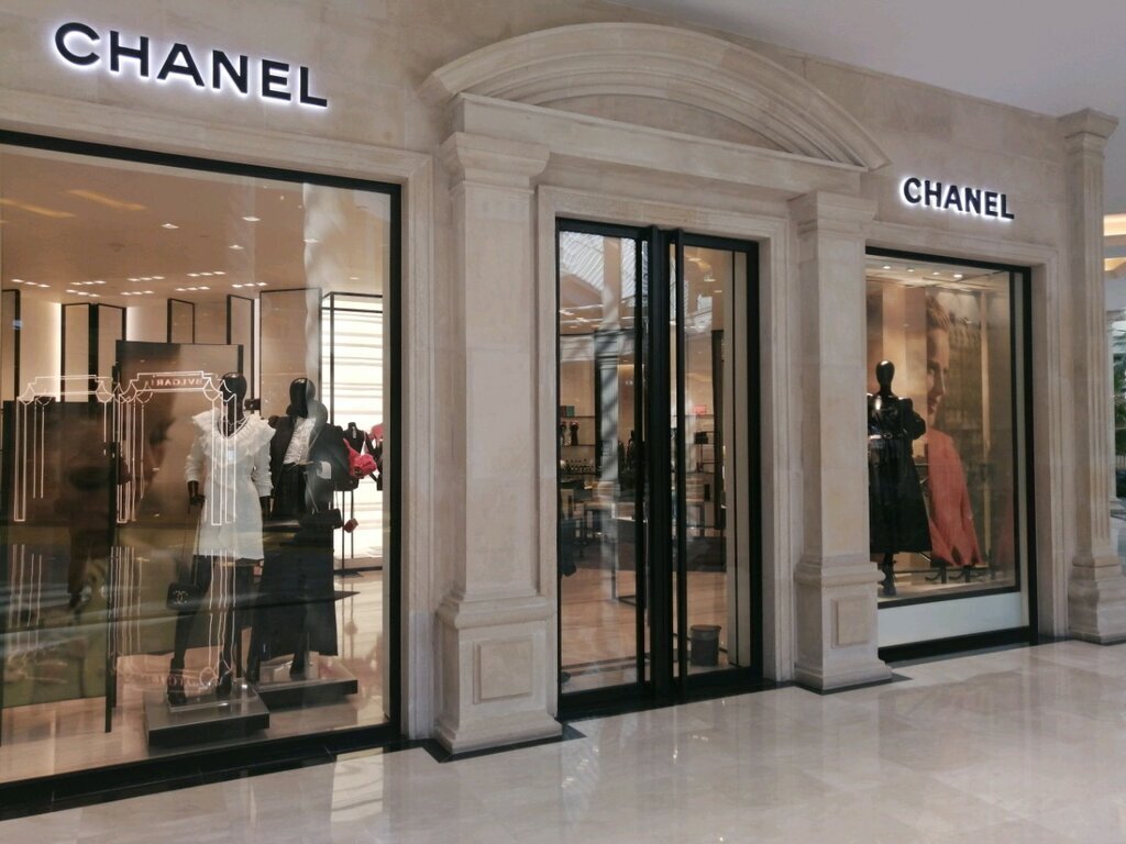 Ушедшие из России бренды Chanel и Tommy Hilfiger подали заявки на регистрацию товарных знаков  Ранее люксовые бренды Christian Dior, Rolex и Louis Vuitton также зарегистрировали новые товарные знаки в РФ.