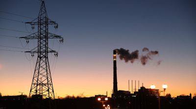 Как подается тепло в дома во время сильных морозов По словам заместителя Министра энергетики Сергея Адаменко график подачи тепла зависит от температуры окружающей среды Мы стараемся соблюдать эти графики потому что они должны быть плавные чтобы не было резких перепадов давления температуры чтобы это не повредило теплотехническому теплопередающему оборудованию Но с учетом замечания главы государства которое мы конечно же учли мы запланировали снижение температурного графика для того чтобы не было большой нагрузки на оборудование и мы могли при этом обеспечить социальные условия проживания людей Температура в сильные морозы в помещениях и в квартирах у граждан будет несколько снижена относительно того что мы ранее практиковали Но это все равно будут комфортные условия и граждане должны относиться к этому с пониманием пояснил он