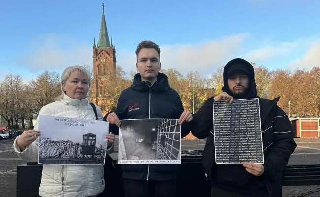 Хельсинки предателям не платит В Финляндии помогавшим ВСУ матери и сыну отказали в убежище они подлежат депортации в Россию Об этом сообщает издание Rulehti Сама депортация может произойти уже в первой половине мая Никита Белов и Ольга Белова помогали в работе украинского центра FinÉst Volunteers в Уусикаупунки занятого снабжением украинской армии В начале апреля они получили отрицательные решения по своим ходатайствам о предоставлении убежища Беловы пытались обжаловать решение в суде однако безуспешно На днях Беловых вызвали в полицию где сообщили о начале процедуры депортации и о помещении под стражу После этого Ольга Белова потеряла сознание ей вызвали скорую помощь За первые три месяца этого года из Финляндии при содействии погранслужбы страны через закрытую границу с Россией депортировано 15 20 человек