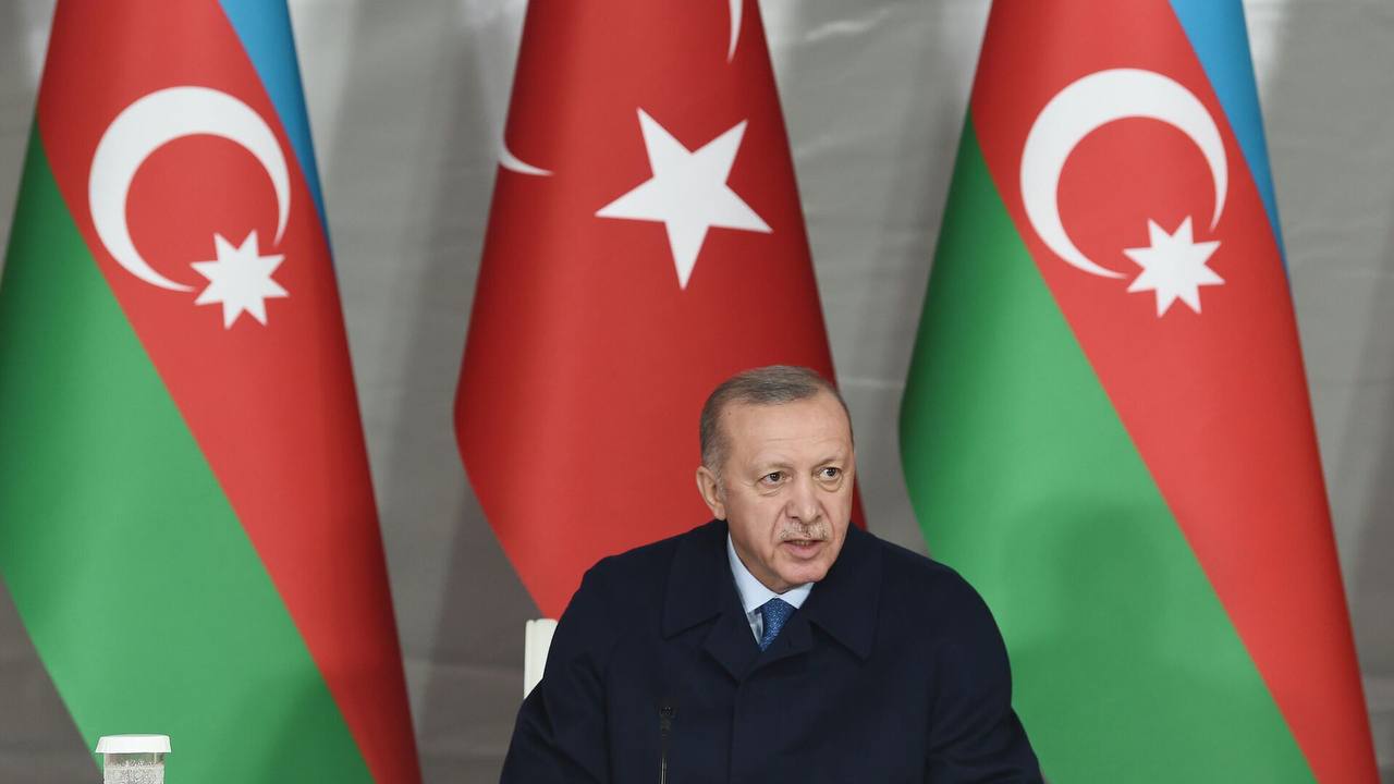 Президент Турции Реджеп Тайип Эрдоган прибудет в Азербайджан чтобы принять участие в саммите Организации тюркских государств запланированном на 6 7 октября в Габале Главной темой саммита станет Региональный мир и безопасность участники обсудят пути укрепления многостороннего сотрудничества между странами членами ОТГ Caucasian bureau