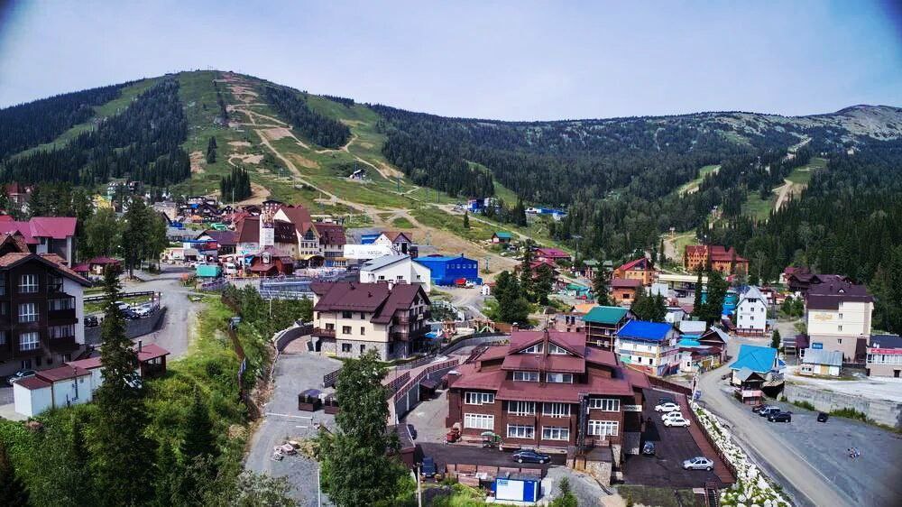 Эксперимент по легализации гостевых домов начнется в Кузбассе с 1 сентября 2025 года. Наш регион вошел в пилотный проект наряду с 17 субъектами, где активно развивается туризм, в том числе Республикой Алтай, Дагестаном, Крымом, Алтайским и Краснодарским краями. Федеральный закон о легализации гостевых домов, который был подписан президентом в июне, направлен на совершенствование предоставления услуг, утверждение статуса "гостевого дома", введение единых стандартов обслуживания в гостевых домах в условиях растущего внутреннего турпотока. В Кузбассе больше всего гостевых домов в главной «туристической столице» - Шерегеше, их там порядка 500. Если эксперимент покажет эффективность легализации «серого сектора» туризма, то в перспективе предоставлять услуги по проживанию можно будет только в домах, внесенных в реестр классифицированных средств размещения. Проводить работу по легализации в пилотных регионах планируют до 31 декабря 2027 года. Но с начала необходимо принять соответствующие законы на региональном уровне, и в Кузбассе эта работа уже ведется.