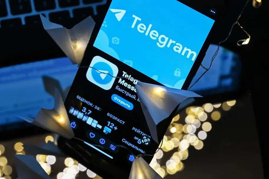 Трафик Telegram в России падает пользователи не уходят из мессенджера но ставят и другие другие приложения Объём данных из за ограничений падает уже второй месяц В марте он сократился на 18 в феврале на 10 при этом в январе до усиления ограничений наоборот фиксировался рост Одновременно растёт активность в альтернативных сервисах в том числе в Max где трафик за месяц увеличился более чем на 60 Рост у мессенджера от VK в феврале составил 260 а у неофициального клиента Telegram Telega 2100 Снижение затронуло и десктоп версию Telegram где входящий трафик в марте уменьшился на 22 При этом исходящий трафик вырос на 66 что указывает на изменение поведения пользователей Они чаще переходят из мессенджера на внешние сайты в том числе по рекламным ссылкам Несмотря на падение трафика Telegram сохраняет лидерство по аудитории в РФ По данным Mediascope месячный охват сервиса в марте составил более 94 млн человек Параллельно растёт интерес к другим платформам включая локальные решения и азиатские мессенджеры аудитория которых увеличилась примерно на 60 Участники рынка отметили что пользователи не отказываются от Telegram полностью а меняют модель использования Как пояснил аналитик Алексей Козлов аудитория всё чаще держит сразу несколько мессенджеров для разных задач выбирая те сервисы которые стабильно работают в текущих условиях Читайте меня в MAX   max ru bloodysx