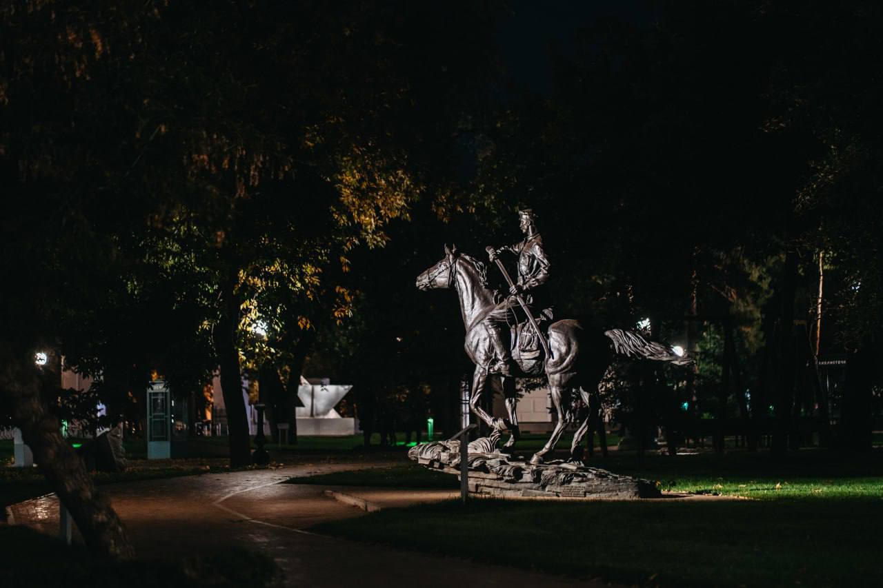 ОРТ Новости Оренбуржья  В Оренбурге музей Салют Победа переходит на постоянный график работы С 1 ноября музейно выставочный комплекс Салют Победа в Оренбурге переходит на единый круглогодичный режим работы Музей будет работать с 10 00 до 21 00 со среды по воскресенье понедельник и вторник выходные дни  Для удобства посетителей в вечернее время территория комплекса освещается Администрация напоминает что музей под открытым небом содержит более 60 подлинных экспонатов военной техники и просит соблюдать бережное отношение к историческим артефактам Фото Министерство культуры Оренбургской области  Подписывайтесь на ОРТ в подробнее на канале ОРТ Новости Оренбуржья