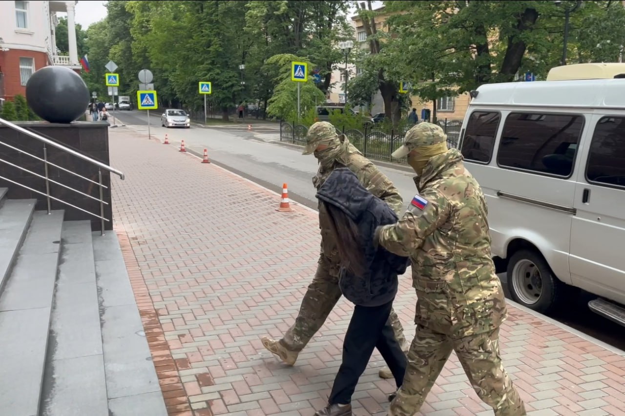 Пара из Керчи готовила подрыв железнодорожных путей и убийство военного Известно, что 24-летний мужчина и 26-летняя женщина установили контакт с украинской разведкой. Выполняя задание куратора, в октябре 2023 обвиняемый сжег машину в Керчи с наклеенными логотипами «V» и «Z». В дальнейшем паре было поручено произвести подрыв жд путей и совершить убийство военного. Их задержали при попытке забрать из тайника компоненты для сборки двух самодельных бомб. Уголовное дело направлено в суд, сообщила прокуратура города Севастополя. Фото: УФСБ России по РК и г. Севастополю Вести Севастополь